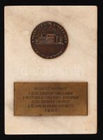 1947 A Pesti Izraelita Hitközség Gimnáziumának emlékérméje márványlapra ragasztva, tanulmányi versenyen elért eredményért, 13x10 cm
