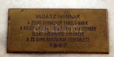 1947 A Pesti Izraelita Hitközség Gimnáziumának emlékérméje márványlapra ragasztva, tanulmányi versen...