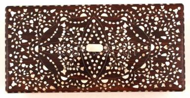 Gyöngyházberakásos fa dobozka, kis sérüléssel, kulcs nélkül, 11x23x7 cm