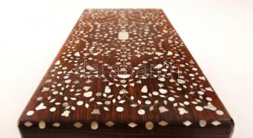 Gyöngyházberakásos fa dobozka, kis sérüléssel, kulcs nélkül, 11x23x7 cm