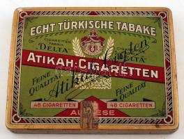 cca 1940 "Atikah-Cigaretten" feliratú fém cigarettás doboz, 1. világháborús zárjeggyel, belsejében kis eszközökkel, 11x14x2 cm