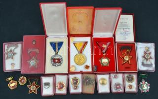 20db vegyes szocialista jelvény, kitüntetés főleg tokokkal, közte "Csongrád Megyei Tanács - Társadalmi Munkáért" aranyozott fém jelvény, "Kiváló Dolgozó" és "Szocialista Brigád" kitüntetések miniatűrrel T:vegyes