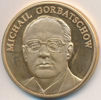 Németország ND "A világtörténelem egyéniségei / Gorbacsov" aranyozott fém emlékérem sorszámozott tanúsítvánnyal (30mm) T:PP kis ujjlenyomat Germany ND "Persönlichkeiten der Weltgeschichte / Gorbatschow" gilt metal medallion with numbered certificate (30mm) C:PP small fingerprint