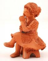 Illár Erzsébet (1940- ): Ülő kislányka. Égetett agyag, jelzett, jó állapotban, m:16 cm