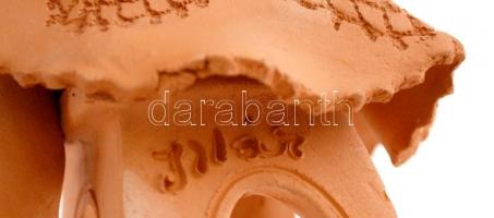 Illár Erzsébet (1940- ): Ülő kislányka. Égetett agyag, jelzett, jó állapotban, m:16 cm