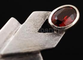 Ezüst (Ag.) hajtű, almandinnal, h:7 cm, bruttó: 6 g