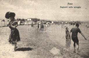 Fano, Bagnanti sulla spiaggia / beach