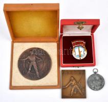 4db-os militária tétel: 1940. "Erdélyi részek felszabadulásának emlékére" cink kitüntetés mellszalag nélkül. Szign.: BERÁN + 1951. "Honvéd Sportversenyek" Br díjplakett. Szign.: Jákfalvy + ~1970. "Magasabb Egység Bajnokság" fém érem tokban + "MHSZ - Eredményes munkáért" zománcozott jelvény tokban T:2,2-