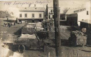 1918 Sadhor, Sada Hora; Osztrák-magyar teherautók a piactéren / Austro-Hungarian trucks, Parkplatz, photo
