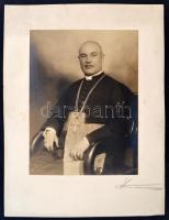 cca 1900-1930 Azonosítatlan egyházi személy portréja, kartonra ragasztva, aláírással, 22,5×17 cm