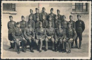 1942 Nagyvárad a m. kir. Nádasdy Ferenc 3. honvéd huszárezred, huszár üteg katonáinak tablóképe. Fotólap /Oradea Hungarian Husar soldiers photo