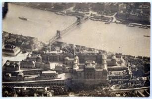 1920 Korai légifelvétel Budapestről: budai Vár, Lánchíd, Szent György tér, fotólap, postán megküldve, 9×14 cm /  1920 An early aerophoto of Budapest: Buda Castle, Chain Bridge, St. George Square, sent via post, 9×14 cm