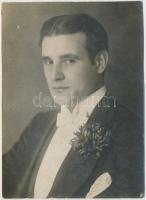 Várkonyi Mihály (1891-1976) magyar színész, az amerikai némafilmek egyik magyar sztárjának fotója, 11x8cm