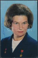cca 1973 Valentyina Vlagyimirovna Tyereskova (1937- ) szovjet űrhajós aláírása őt magát ábrázoló fotólap hátulján /  cca 1973 The signature of Valentina Vladimirovna Tereshkova (1937- ) Soviet cosmonaut on the back of a photo of herself