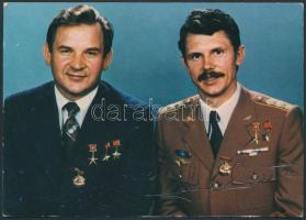 Valerij Kubaszov (1935-2014), Farkas Bertalan (1949- ) orosz ill. magyar űrhajósok aláírásai őket magukat ábrázoló fotólapon