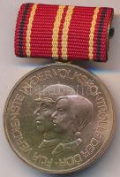 NDK 1973. "Népi Ellenőrzés Érdemérem" aranyozott kitüntetés mellszalagon T:2 GDR 1973. "Medaille für Verdienste in der Volkskontrolle der Deutschen Demokratischen Republik (Medal for Merit in People's Control)" decoration with ribbon C:XF