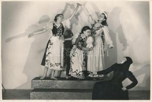 cca 1935 Szentpál Olga tánccsoportjának tagjai Rozgonyi pesti műtermében, pecséttel jelzett fotó, 14,5x21,5 cm