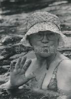 1969 Müller Ferenc: A strand szépe, aláírt vintage fotóművészeti alkotás, 24x17,5 cm