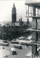 1963 Győr, Autóbusz végállomás, László Sándor feliratozott vintage fotója, 23x16 cm