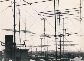 1963 Fábos Mihály: Antennaerdő (Győrben), feliratozott vintage fotóművészeti alkotás, 17,5x23,5 cm