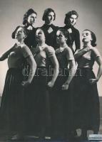 cca 1935 Leichtner Erzsébet vintage fotója Szentpál Olga tánccsoportjának tagjairól, matricával jelzett, 23x17 cm