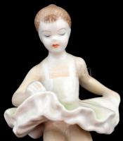 Hollóházi gyakorló balerina porcelán kislány, kézzel festett, jelzett, hibátlan, m: 14 cm