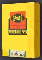 cca 1947 Fekete György (1904-1990) budapesti fényképész specialitása a mozikban nagyfilmek előtt vet...