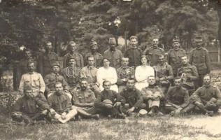 K.u.K. katonák, tisztek és ápolónők csoportképe, I. világháború / Austrian-Hungarian Military, group picture of soldiers, officers and nurses, World War I, photo (EK)