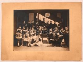 cca 1925 Irredenta színpadi élőkép Szigeti székesfehérvári műterméből, 17x23 cm, karton 24x33 cm