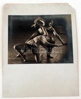 1932 Marsowszky Elemérné (Fotó Ada) feliratozott vintage felvétele Szentpál Olga tánccsoportjának két tagjáról (Bokor Kata és Dusi), kartonra ragasztva, 16x21 cm, karton (sarka hiányzik) 30x24 cm