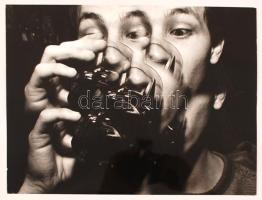 cca 1980 Bódis Gábor: Kefekúra, feliratozott vintage fotóművészeti alkotás, 30x40 cm