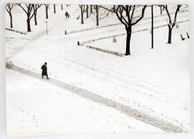 cca 1965 Krisch Béla (Kecskemét): Tél, pecséttel jelzett vintage fotóművészeti alkotás, kartonra kasírozva, kiállítási emlékpecsétekkel, 28x39 cm