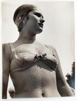 cca 1965 Nagy Ottó: Zuhanyozás után, feliratozott vintage fotóművészeti alkotás, 40x30 cm