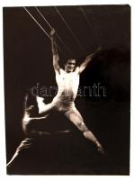 cca 1975 Szigeti Csaba: Lendületben, feliratozott vintage fotóművészeti alkotás, kartonra kasírozva, 39x29 cm