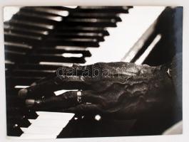 cca 1985 Memphis Slim (1915-1988) amerikai blues-zongorista, Matók Zoltán feliratozott vintage fotóművészeti alkotása, a magyar fotográfia avantgárd korszakából, kartonra kasírozva, 29x39 cm