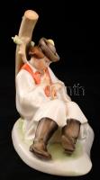 Zsolnay búsuló juhász, kézzel festett, jelzett, apró kopásnyomokkal, m: 19 cm