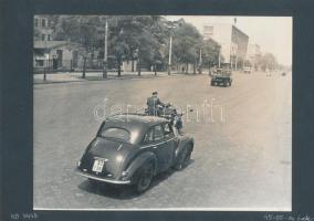 cca 1945-1950 Budapest, a Hősök tere közelében, kartonra ragasztott fotó, 18x24 cm