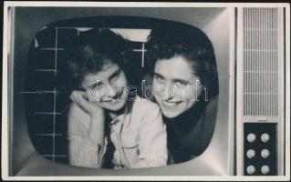 Czóbel Anna (1918-2012) magyar operatőr, egyetemi tanár, érdemes művész fotója, 8x13cm