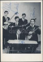 A Metro együttes tagjainak aláírásai őket ábrázoló fotón