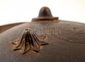 Régi pajzs, fa, bőr borítással, réz pajszgombokkal, kopásnyomokkal, d: 34,5 cm