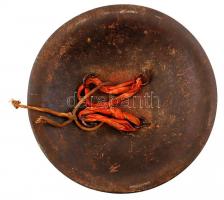 Régi pajzs, fa, bőr borítással, réz pajszgombokkal, kopásnyomokkal, d: 34,5 cm