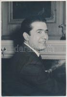 Giuseppe Di Stefano(1921-2008) olasz operaénekes, tenor aláírása az őt ábrázoló fotón / autograph signature
