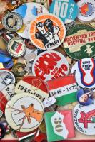 100db klf magyar és külföldi jelvény, kitűző, főleg a szocialista időszakból, közte ~1930. "Trianon" festett Br kitűző (31x21mm) T:vegyes