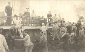 Osztrák-magyar tengerészek szenet rakodnak, Kohleneinschiffen / K.u.K. Kriegsmarine, Austro-Hungarian navy, coal loading, photo (Rb)