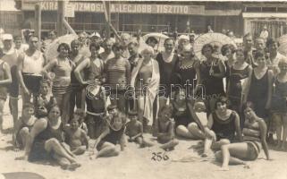 Siófok, strand, csoportkép, Király Gőzmosoda a legjobb tisztító; Nagy István fotó-szalon, photo