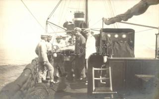 Bereitstellen des Torpedos, Alois Beer, Verlag F. W. Schinner / torpedo launching, board of an Austro-Hungarian torpedo boat