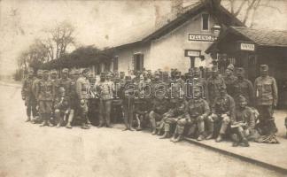 1918 Velence, vasútállomás, harctérre induló katonák, photo (fl)