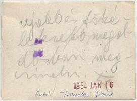 1954 Tiszavölgyi József: Vegyszerek és a halál, feliratozott fotó, felületén törésnyomokkal, kis sza...