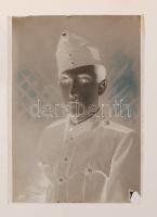 cca 1880-1940 Vegyes katonai fotók, benne 1db üveg negatív (apró lepattanással), 1db keményhátú kabi...