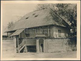 Magyar nép parasztházak, 2 db jelzetlen fotó, 16x24 cm